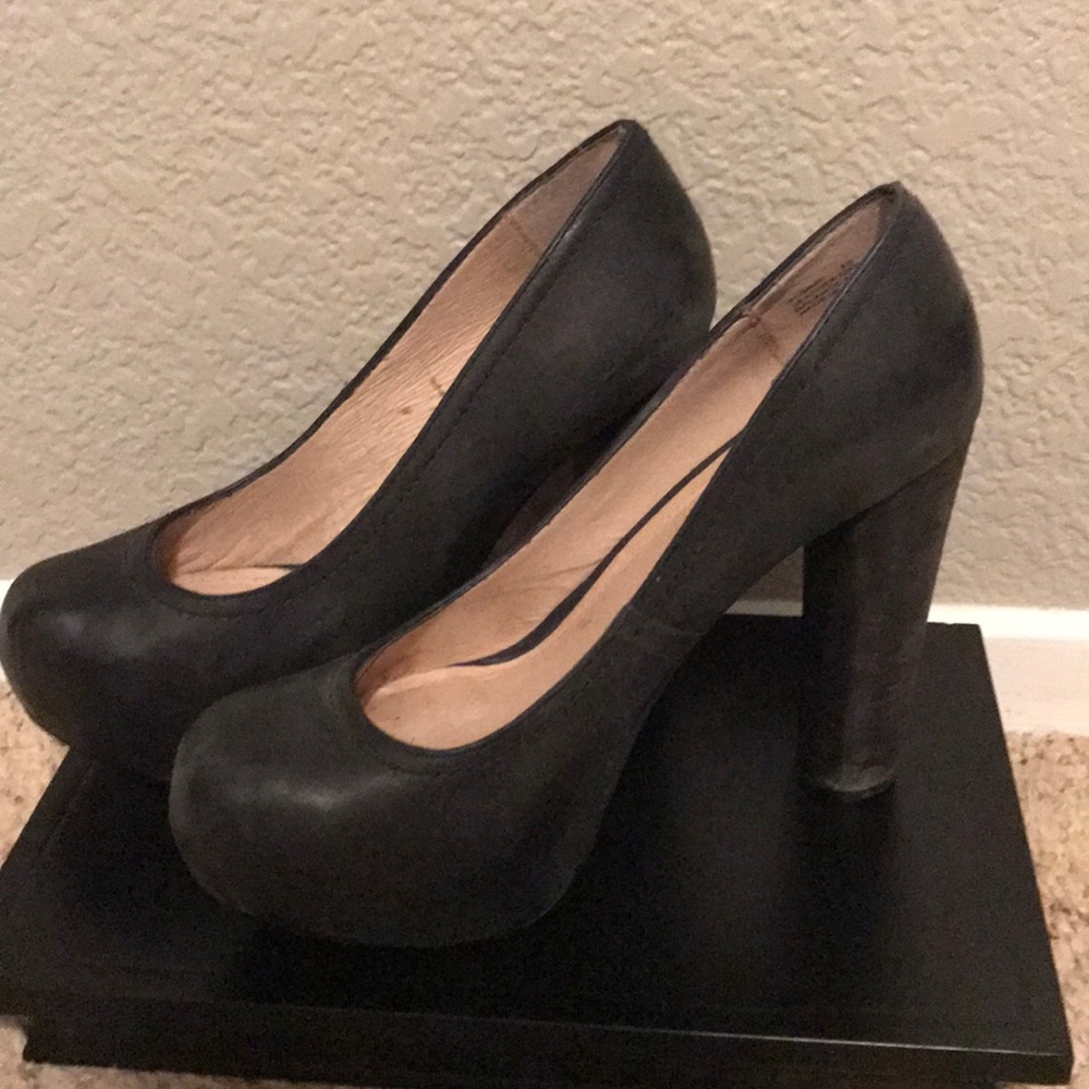Gently Used Steve Madden Pummp Black Leather 8.5